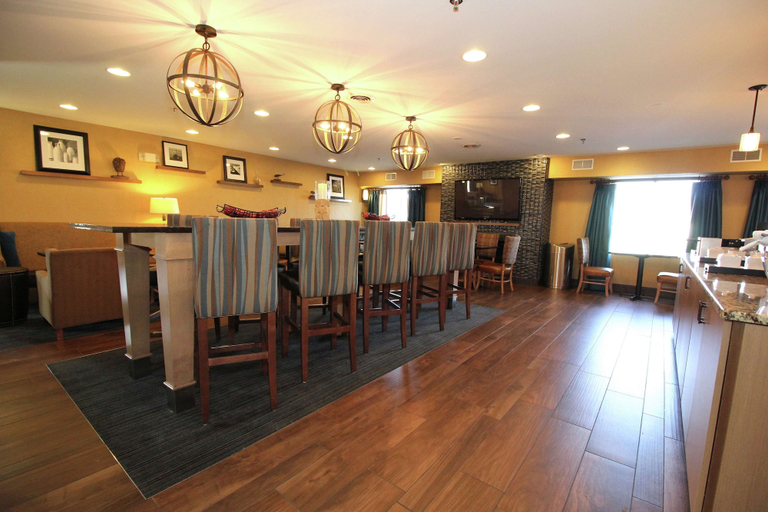 Food & Drinks 5, Hampton Inn Sandusky-Central, Erie