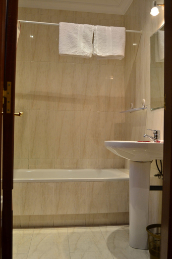 Bathroom 3, Pensión Residencia Buenos Aires, Pontevedra