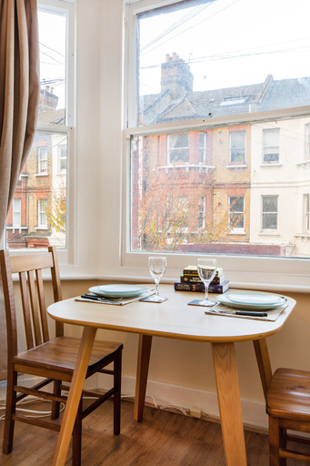 Others 3, Simon Apartment - London Launchpad, London