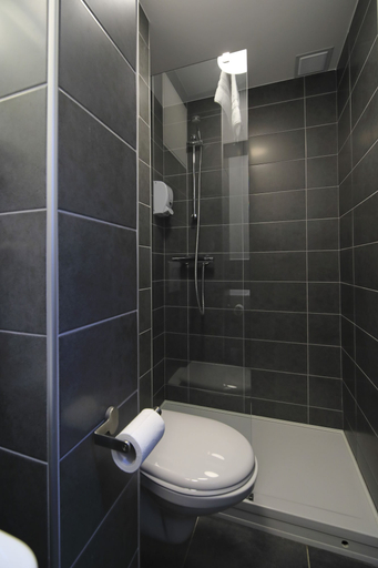 Bathroom 3, Brit Hotel Le Polder, Nord