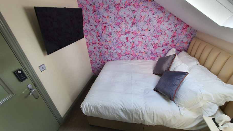 Bedroom 5, The Griffin Belle Hotel Vauxhall, London