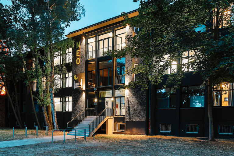 Exterior & Views