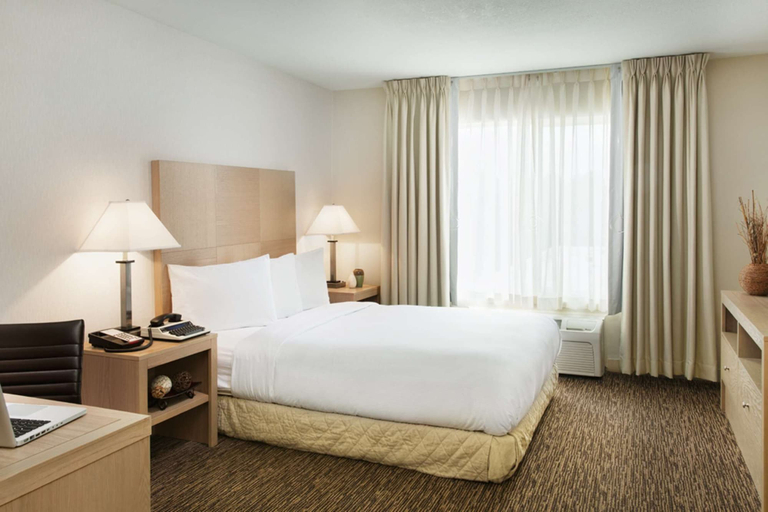 Bedroom 4, DoubleTree by Hilton Hotel Vancouver, Clark