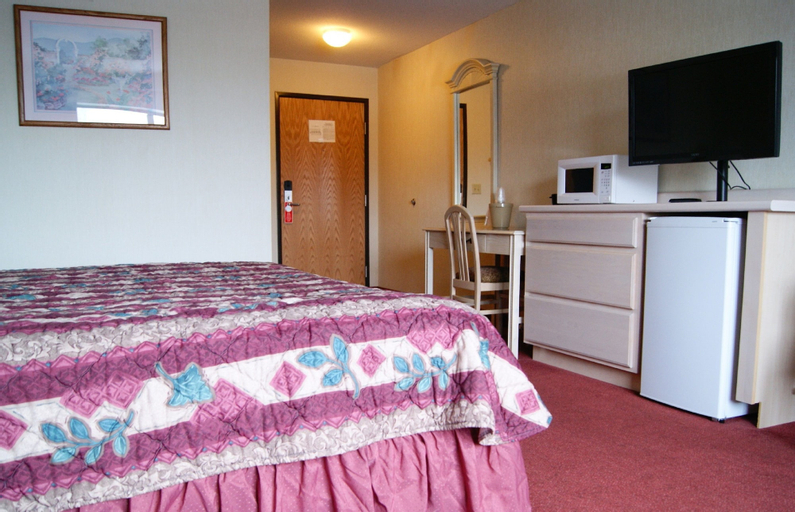 Bedroom 5, Meadow Court Inn, Tompkins