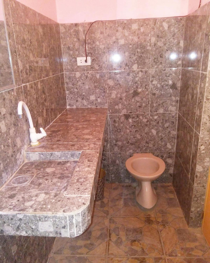 Bathroom 4, Ludy's Pension House, Carles