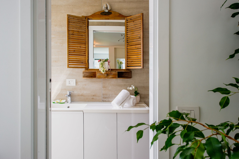 Bathroom 2, Victoria Apartment, Como