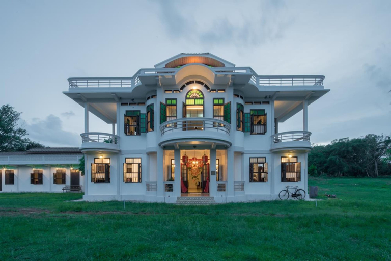 Exterior & Views