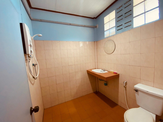Bathroom 4, Phupha Bungalow, Ko Phangan