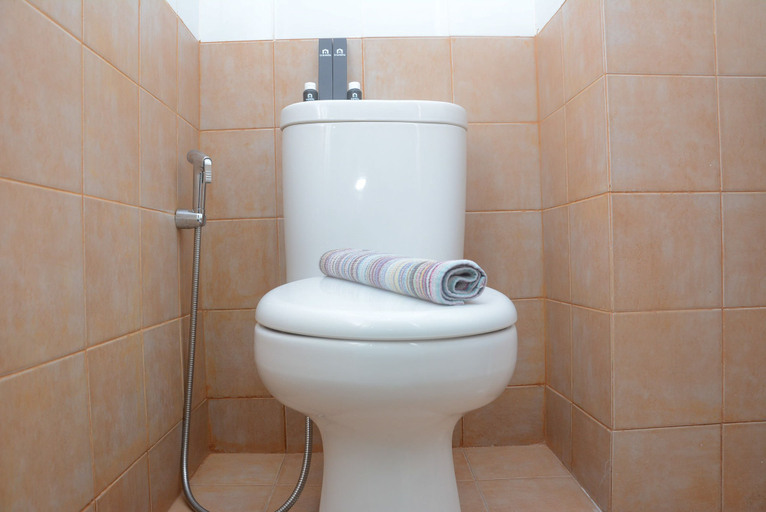 Bathroom 3, Cozy 2BR Apartment at Green Pramuka City near Mall, Jakarta Pusat