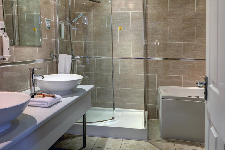 Bathroom 4, Best Western Thurrock Hotel, Thurrock