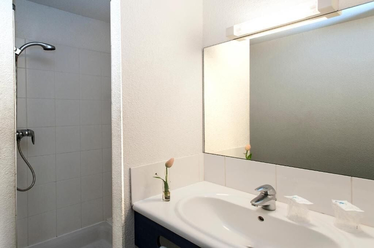 Bathroom 4, Brit Hotel Essentiel St Flour, Cantal