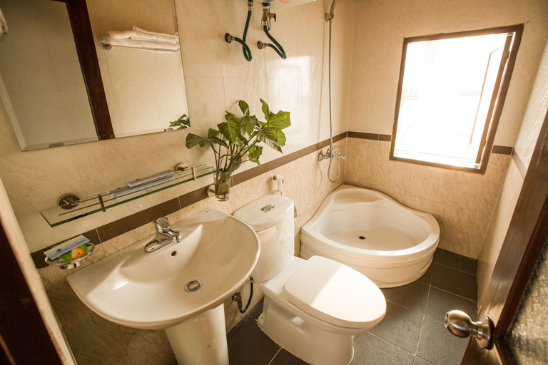Bathroom 3, Annam Junk, Hạ Long