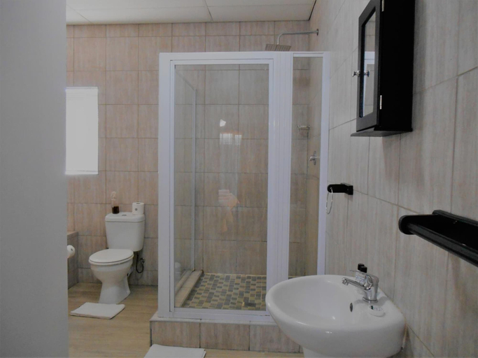 Bathroom 4, Oakwood Lodge, Mangaung