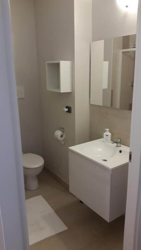 Bathroom 5, Vroom510, Verona