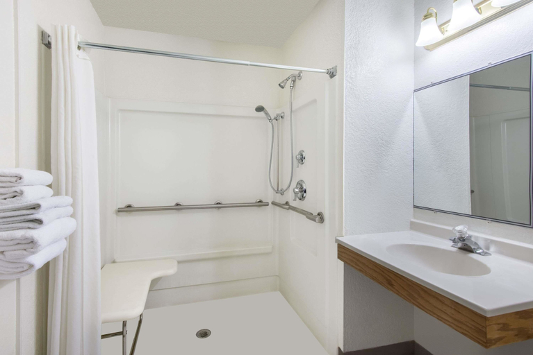 Bathroom 4, Super 8 by Wyndham Youngstown/Austintown, Mahoning