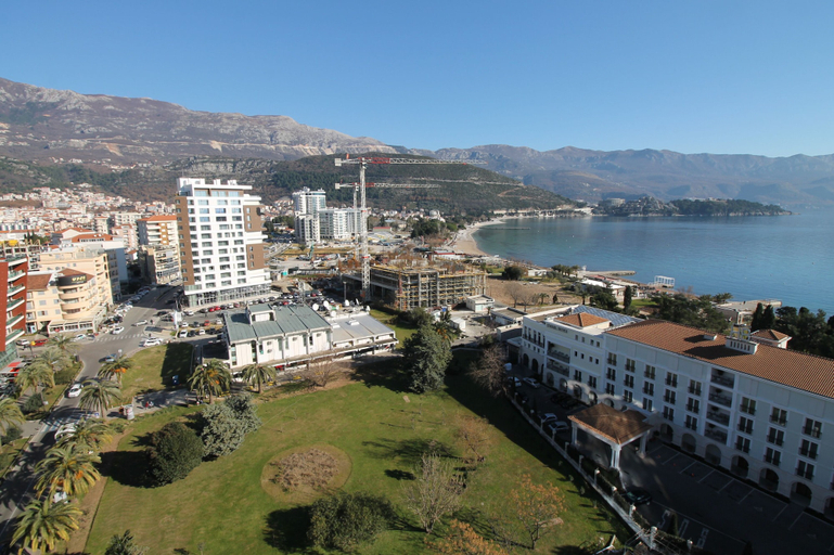 Exterior & Views 2, Fontana Lux Apartments