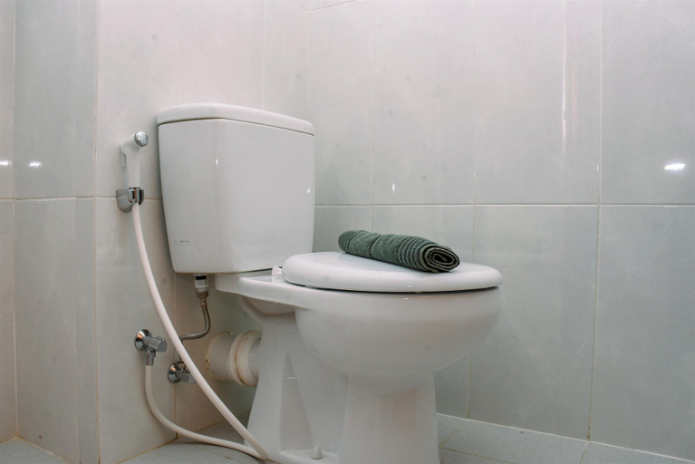Bathroom 5, Elegant and Nice Studio at Evenciio Margonda Apartment By Travelio, Depok
