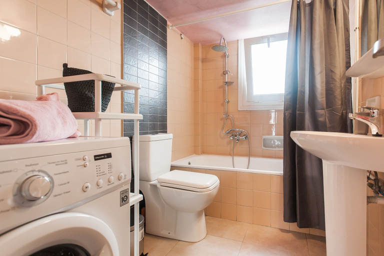 Bathroom 3, Big Central Metro Station Apartment 1, Attica