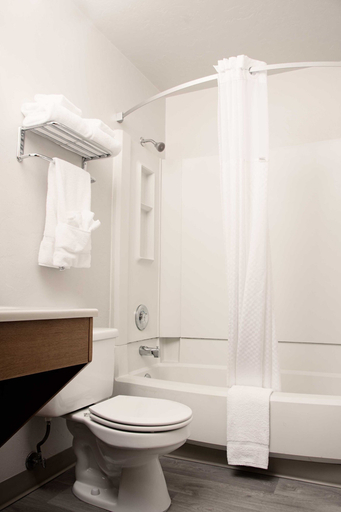 Bathroom, Super 8 Lynnwood, Snohomish