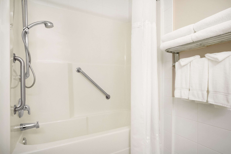 Bathroom 4, Days Inn & Suites by Wyndham Langley, Greater Vancouver