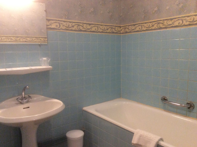 Bedroom 3, Hôtel Du Commerce, Ain