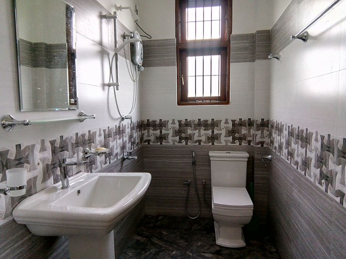 Bathroom 3, Mount View Bungalow, Ambagamuwa