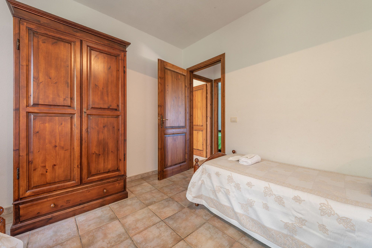 Bedroom 2, AffittaSardegna - Casa Pompia 1, Nuoro