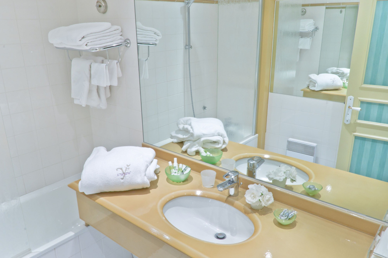 Bathroom 5, Yeuse, Charente