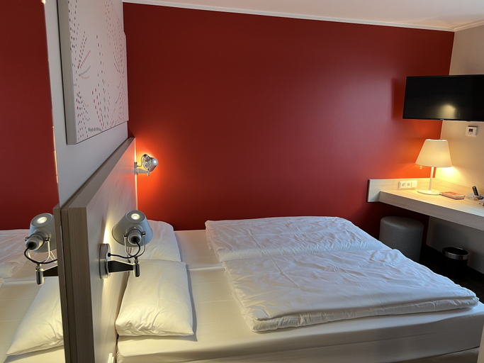 Bedroom 2, Serways Hotel Lüneburger Heide West, Heidekreis