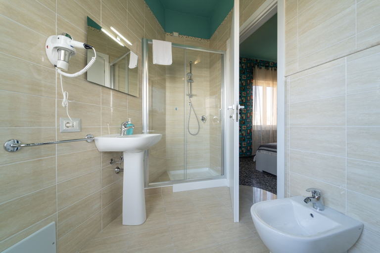 Bathroom 3, Budget Rooms Carbonazzi 17, Cagliari