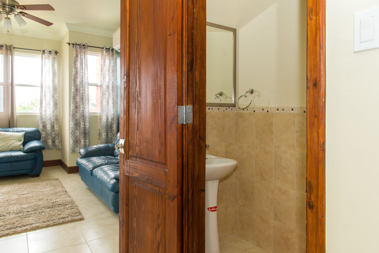 Bathroom 3, Kingston Modern Duplex Apartment