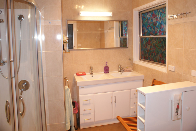 Bathroom 4, AAA Granary Accommodation, Kentish