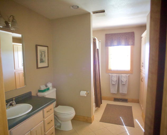 Bathroom 4, Settlement Inn & Lavender Spa, Door