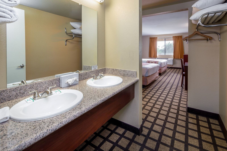 Bathroom 3, Travelers Inn, Maricopa