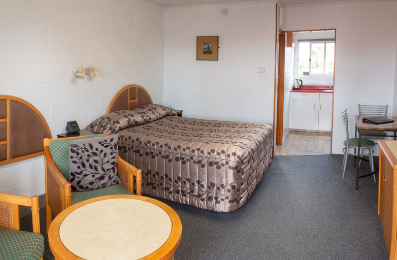Bedroom 2, New Haven Motel, Waitakere
