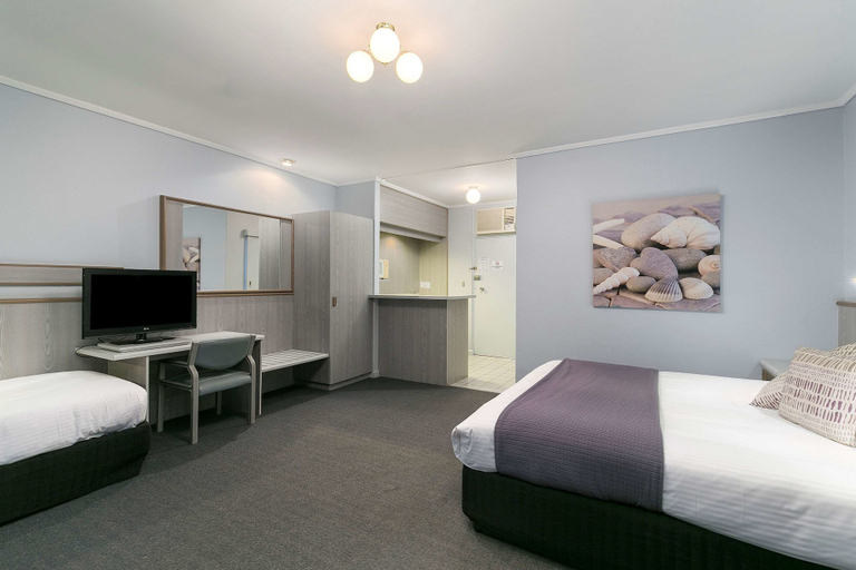 Bedroom 3, Comfort Inn Glenelg, Adelaide