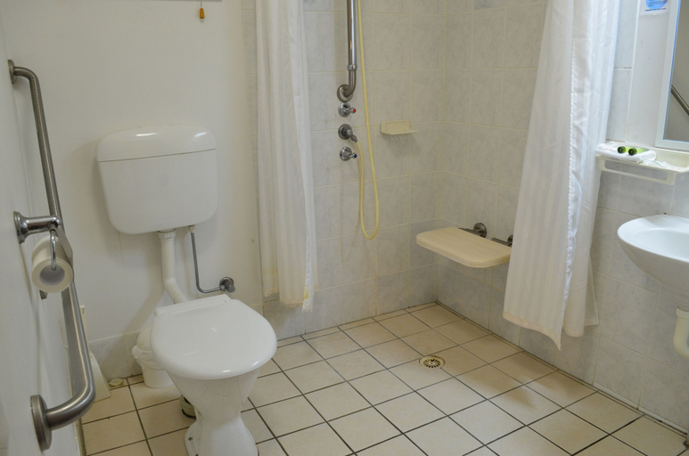 Bathroom 4, Airport Motel, Hamilton