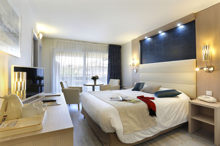 Bedroom 3, Logis Hotel l'Arc en Ciel, Haute-Savoie