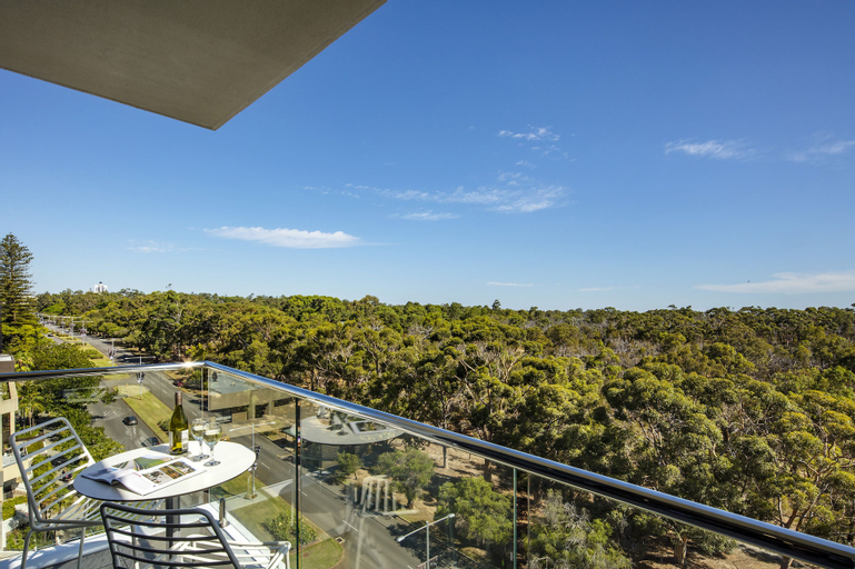 Exterior & Views 1