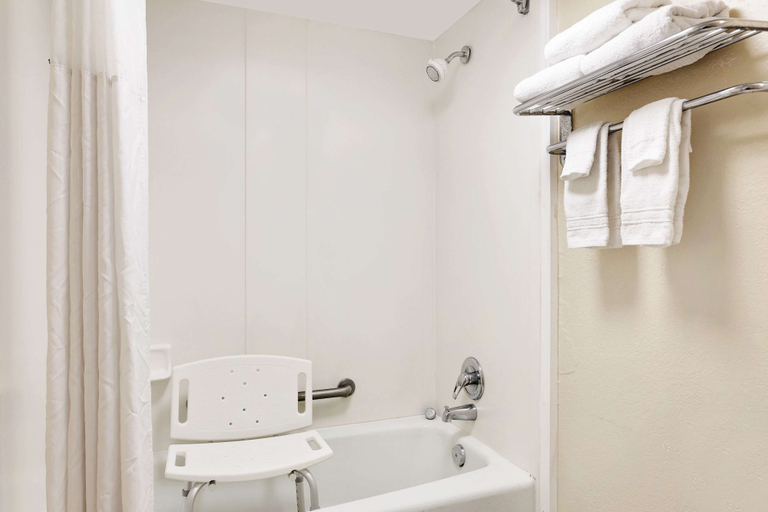 Bathroom 4, Days Inn by Wyndham Fort Walton Beach, Okaloosa