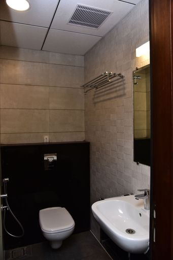 Bathroom 5, De Venetian by TGI, Bangalore