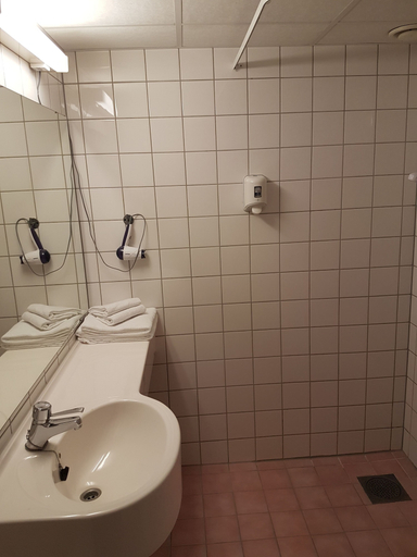Bathroom, Skinnarbu, Tinn