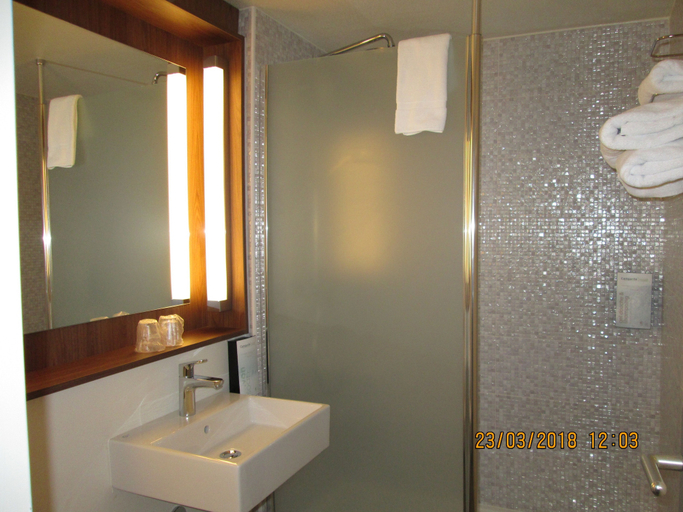 Bathroom 4, Hotel Campanile Saint Etienne Est - Saint Chamond, Loire