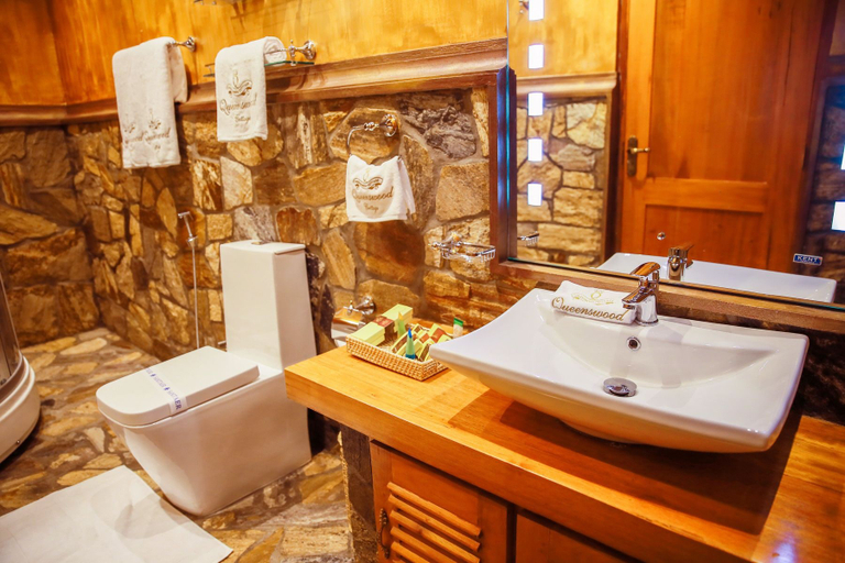 Bathroom 5, Queenswood Cottage, Nuwara Eliya