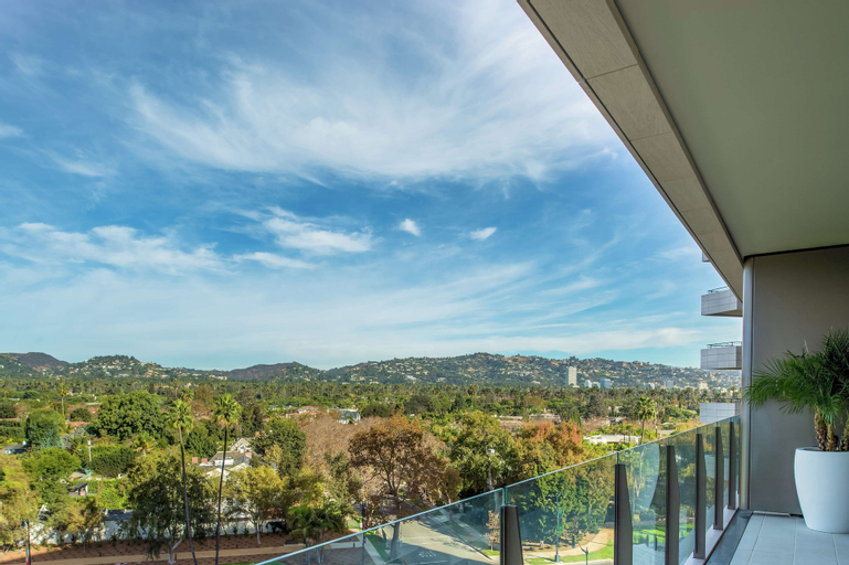 Exterior & Views 13