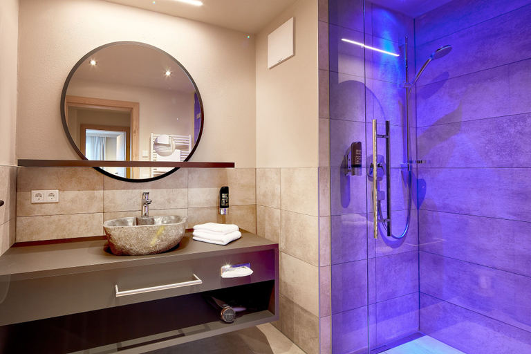 Bathroom 5, Hotel Sonnblick, Zell am See