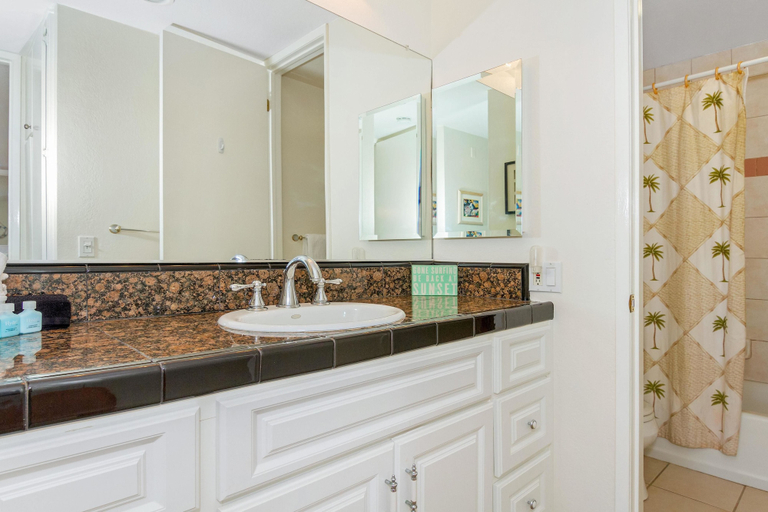 Bathroom, Fun in The Sun, San Diego