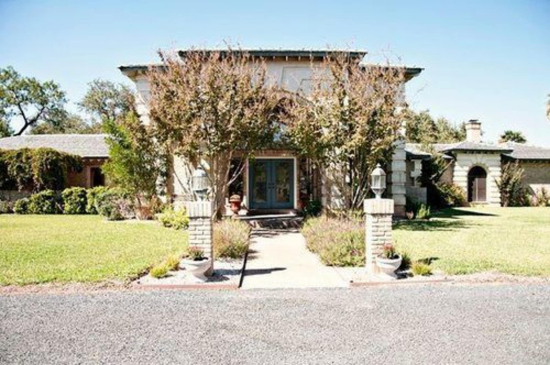 Exterior & Views 2, Live Oaks Bed and Breakfast, Uvalde