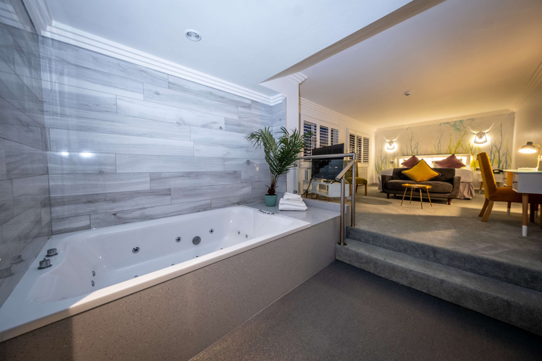 Bathroom 5, Best Western Plus White Horse Hotel, Derry and Strabane