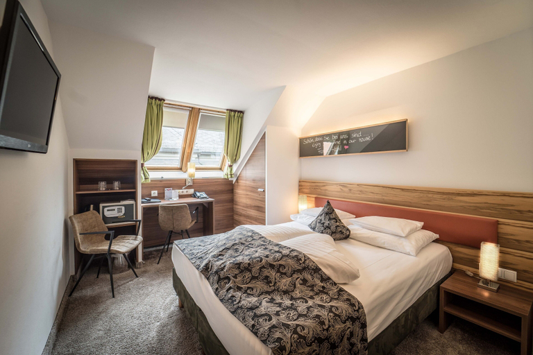 Bedroom 2, Hotel Goldener Adler, BW Signature Collection, Innsbruck